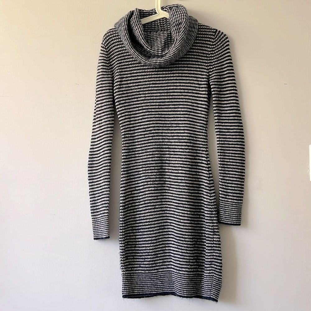 H&M woman knitted long sweater long sleeve dress in purple white Small